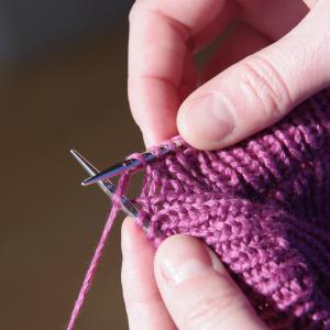 Addi Novel – ergonomická čtyřhranná pletací jehlice Addi Novel – ergonomická čtyřhranná pletací jehlice